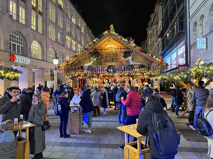 auch 2024 wieder am Rindermarkt: Die Münchner Weinstub'n auf dem Münchner Christkindlmarkt 2019 bietet Glühweine in Biowinzer-Qualität (©Foto: Marti Schmitz)